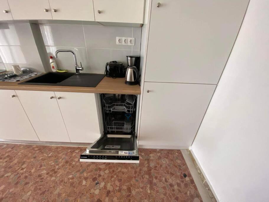 New! Flower Patio House 2 Bdr - Bbq - Wash Machine Lávrion Eksteriør billede